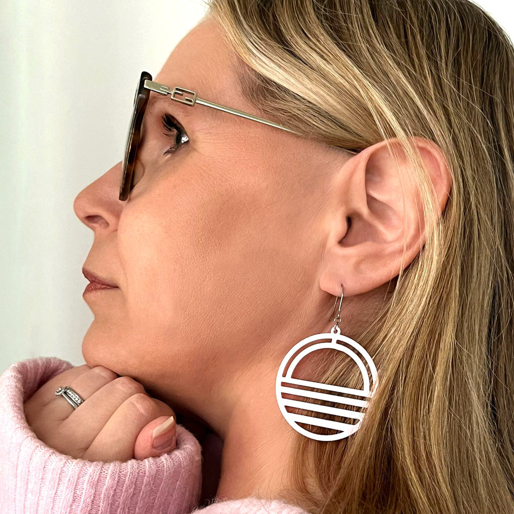 Airisto-korvakorut korvassa – ekologiset design-korvikset