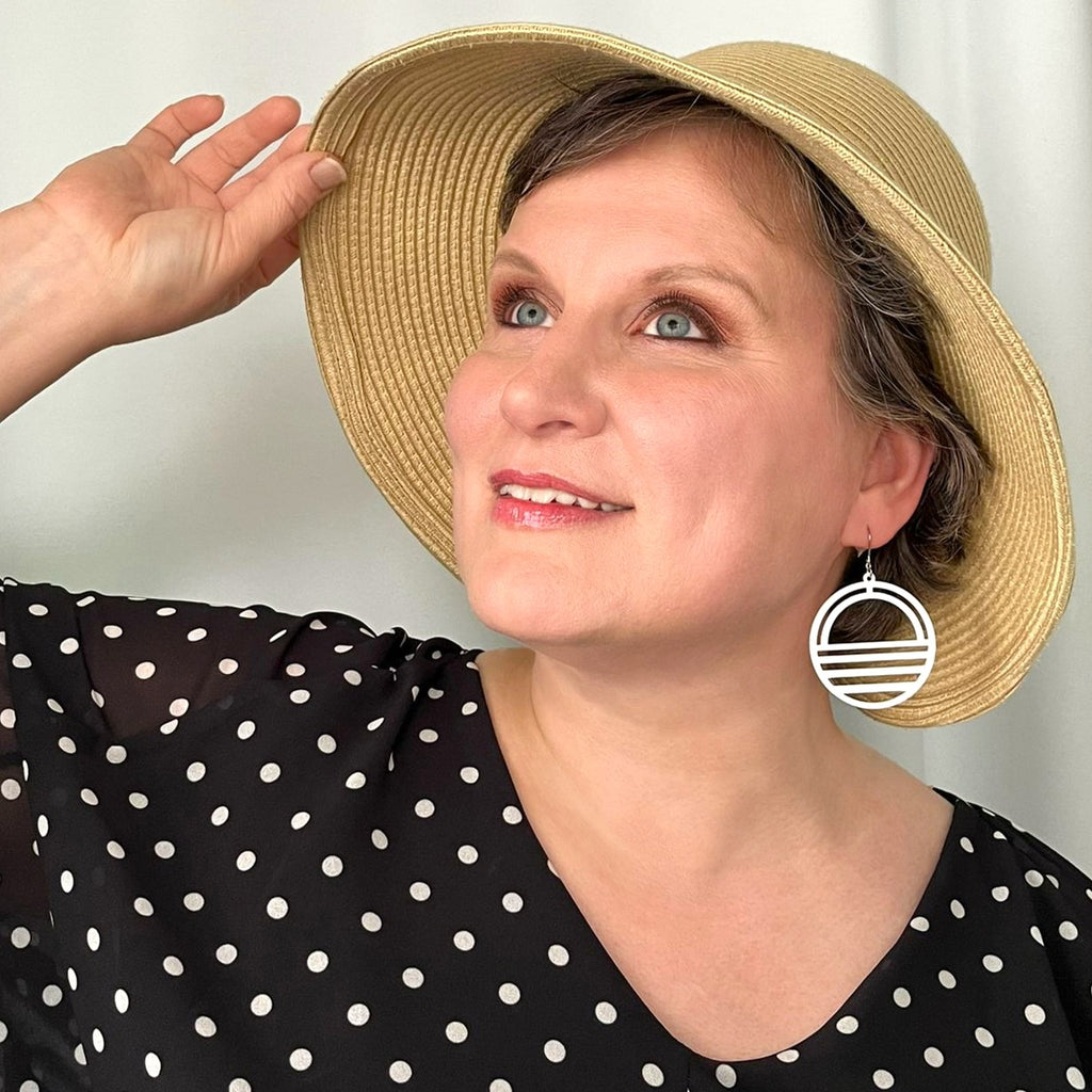 Airisto-korvakorut korvassa – kotimaiset design-korvikset