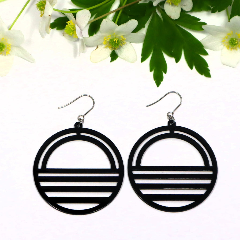 Mustat Airisto-korvakorut koukuilla – suomalaiset design-korvikset