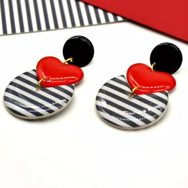 Musta-punaiset ja sinivalkoraidalliset Amour-korvakorut – ranskalaista designia ja käsityötä