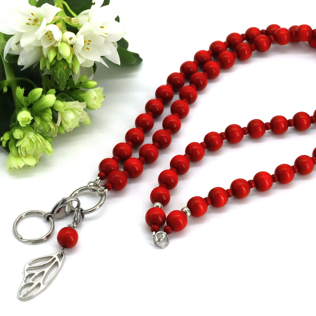 Punainen Mansikka-avainnauha puuhelmistä – suomalaista designia ja käsityötä
