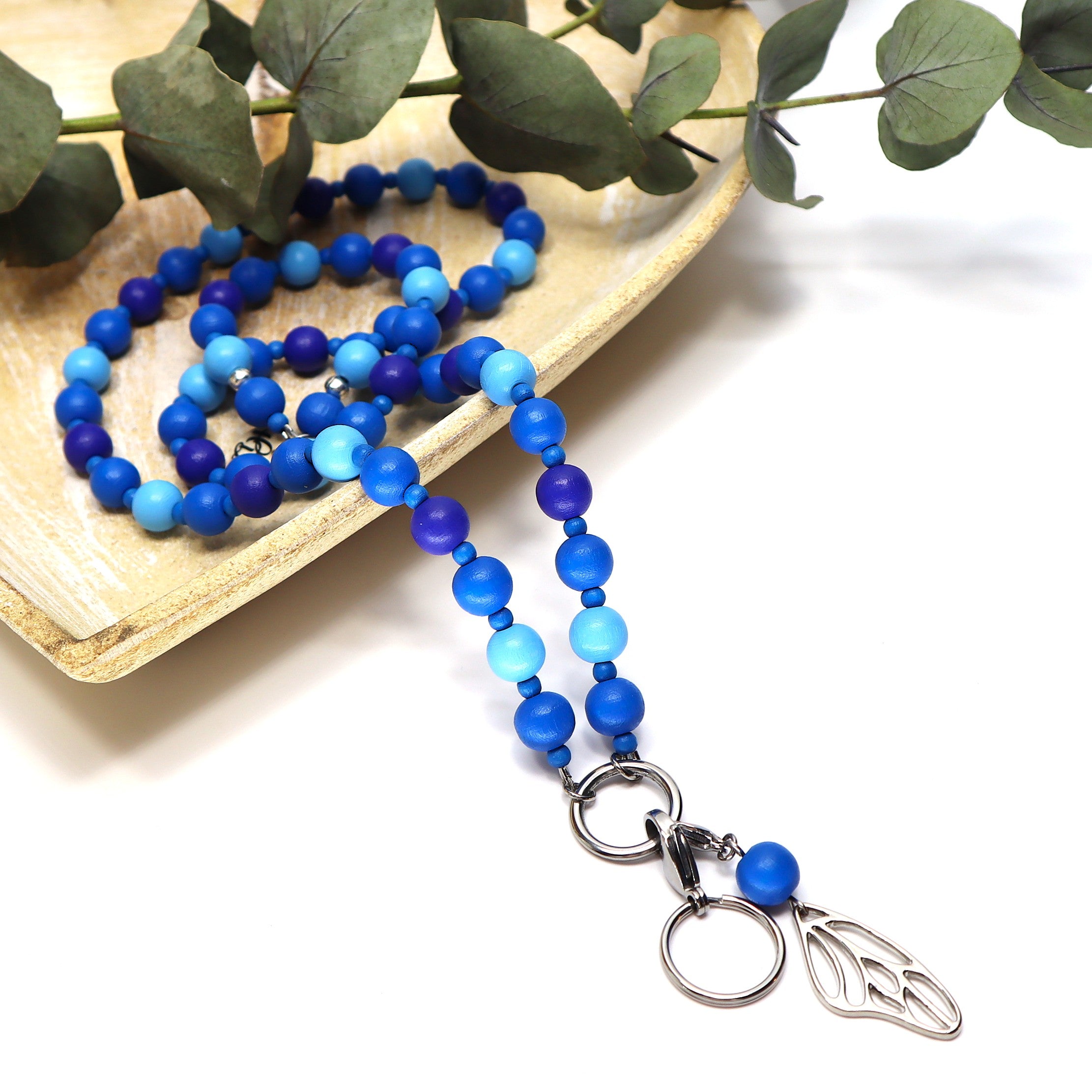 Avainnauha Mustikka –  kaunis kotimainen avainkaulanauha puuhelmistä