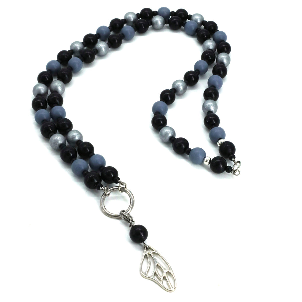 Käsityönä Suomessa valmistettu Salmiakki-avainnauha puuhelmistä