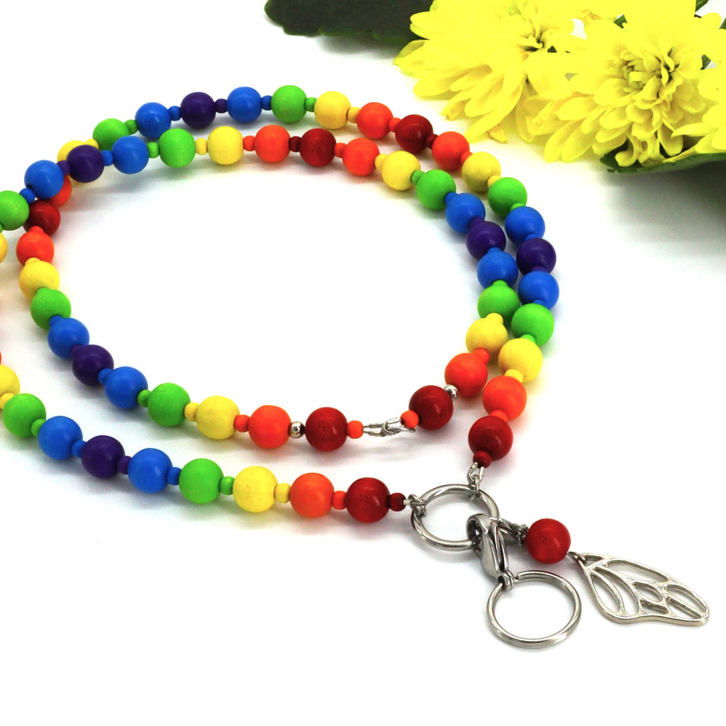 Sateenkaari-avainnauha puuhelmistä – suomalaista käsityötä