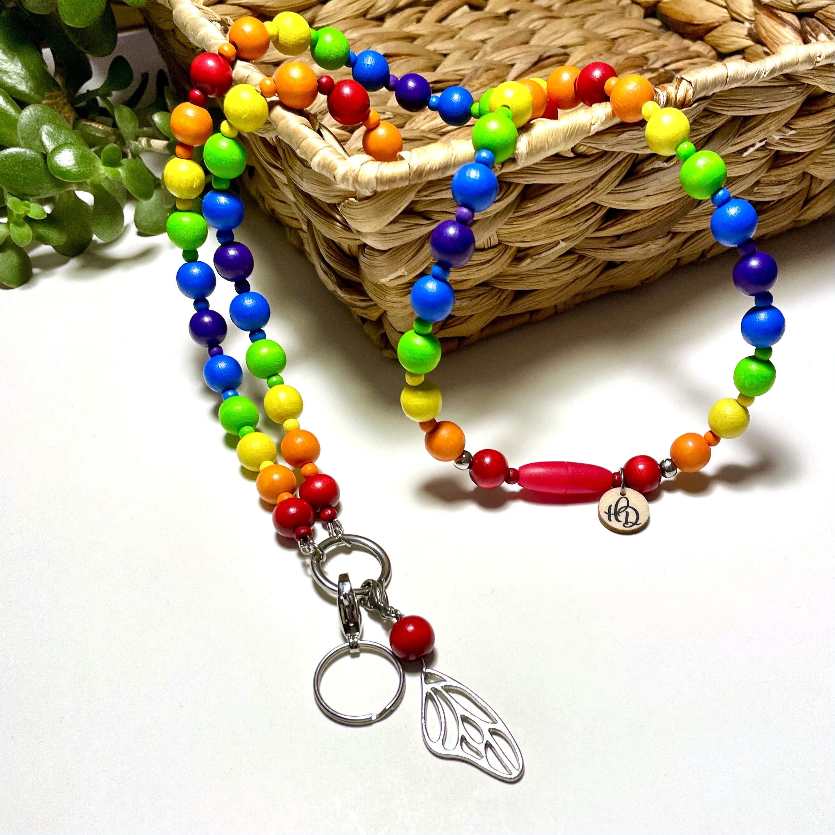 Sateenkaari-avainnauha turvalukolla – kotimainen avainkaulanauha puuhelmistä