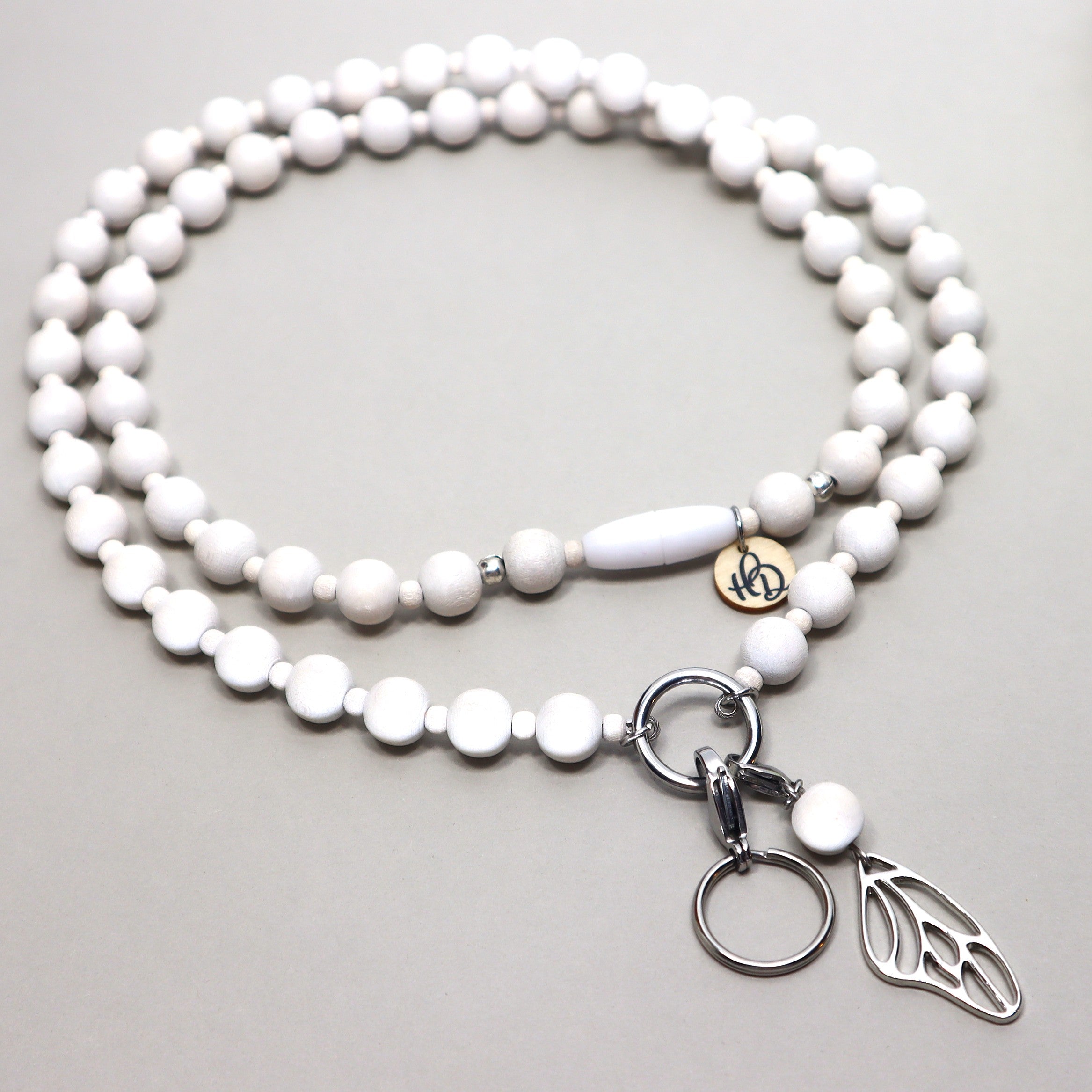 Vanilja-avainnauha puuhelmistä turvalukolla – suomalaista käsityötä