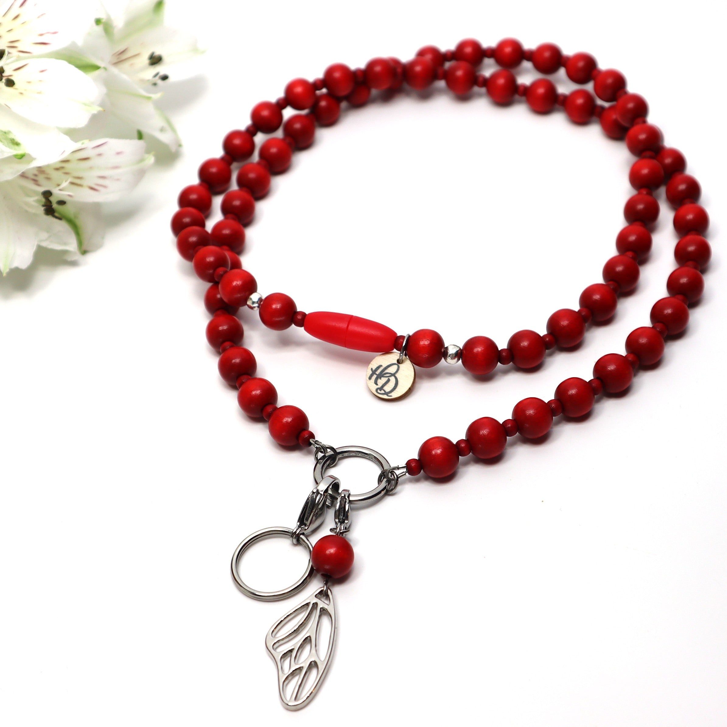 Mansikka-avainnauha turvalukolla – suomalaista käsityötä