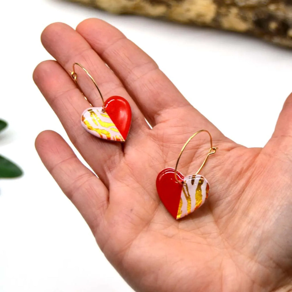 Courage-sydänkorvakorut koruhartsista kullanvärisissä korvarenkaissa – renkaat ruostumatonta terästä