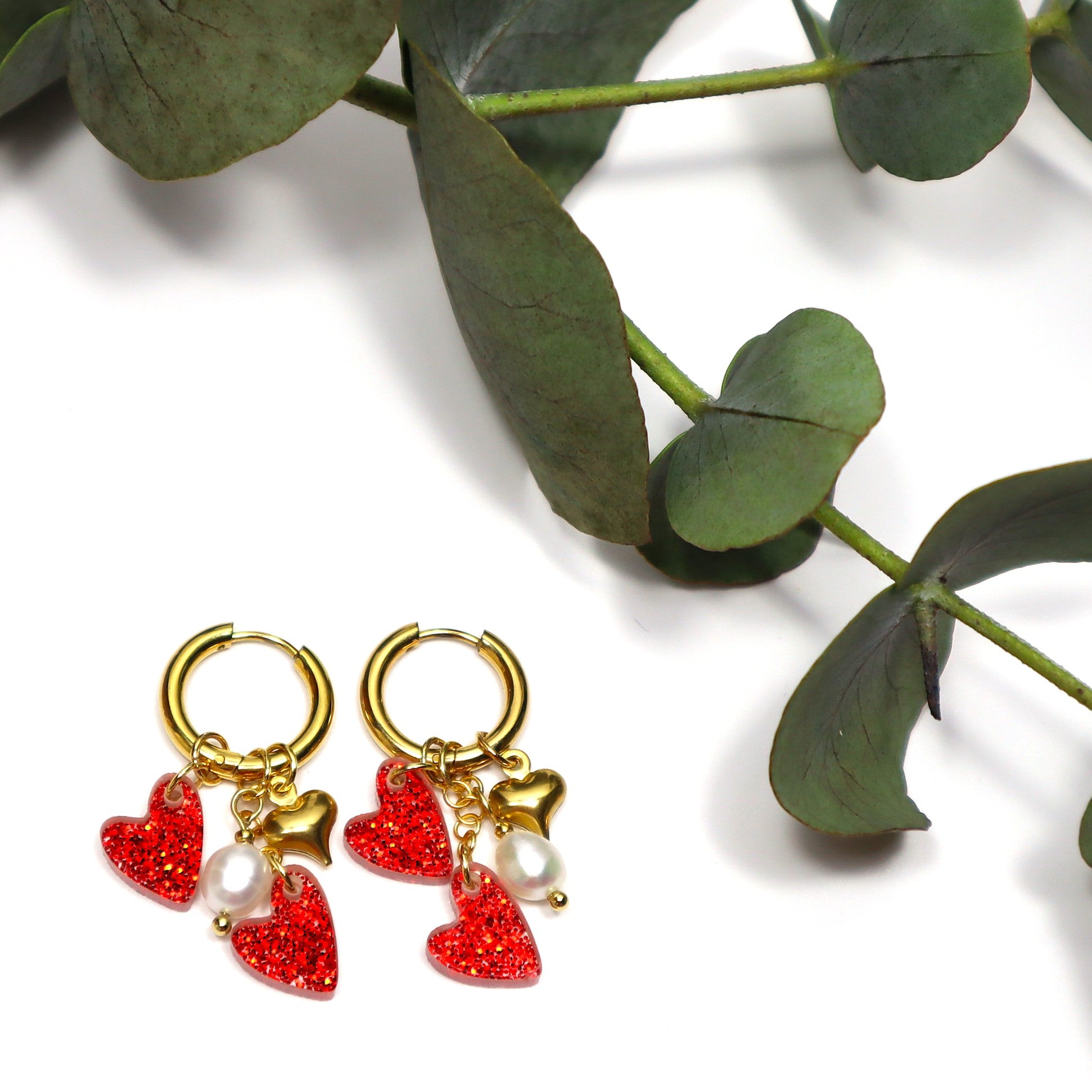 Edla-rengaskorvakorut kullattua ruostumatonta terästä makeanveden helmillä ja glittersydämillä