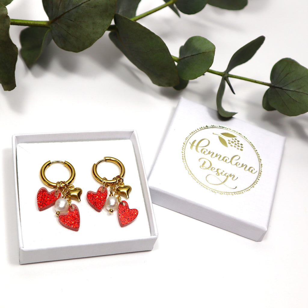 Laadukkaat Edla-rengaskorvakorut huggie-renkailla, makeanveden helmillä ja glittersydämillä