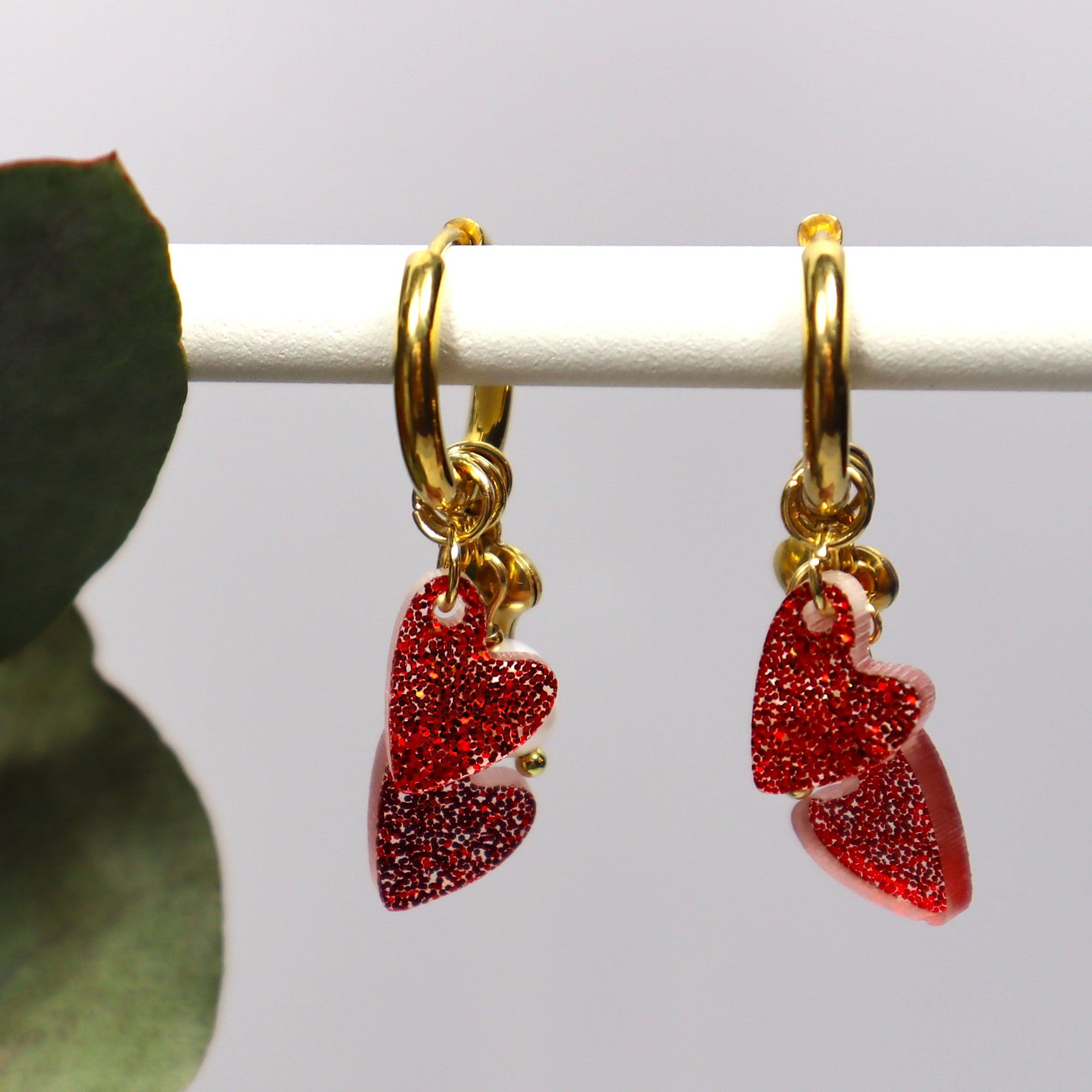 Laadukkaat Edla-rengaskorvakorut kullattua kirurginterästä