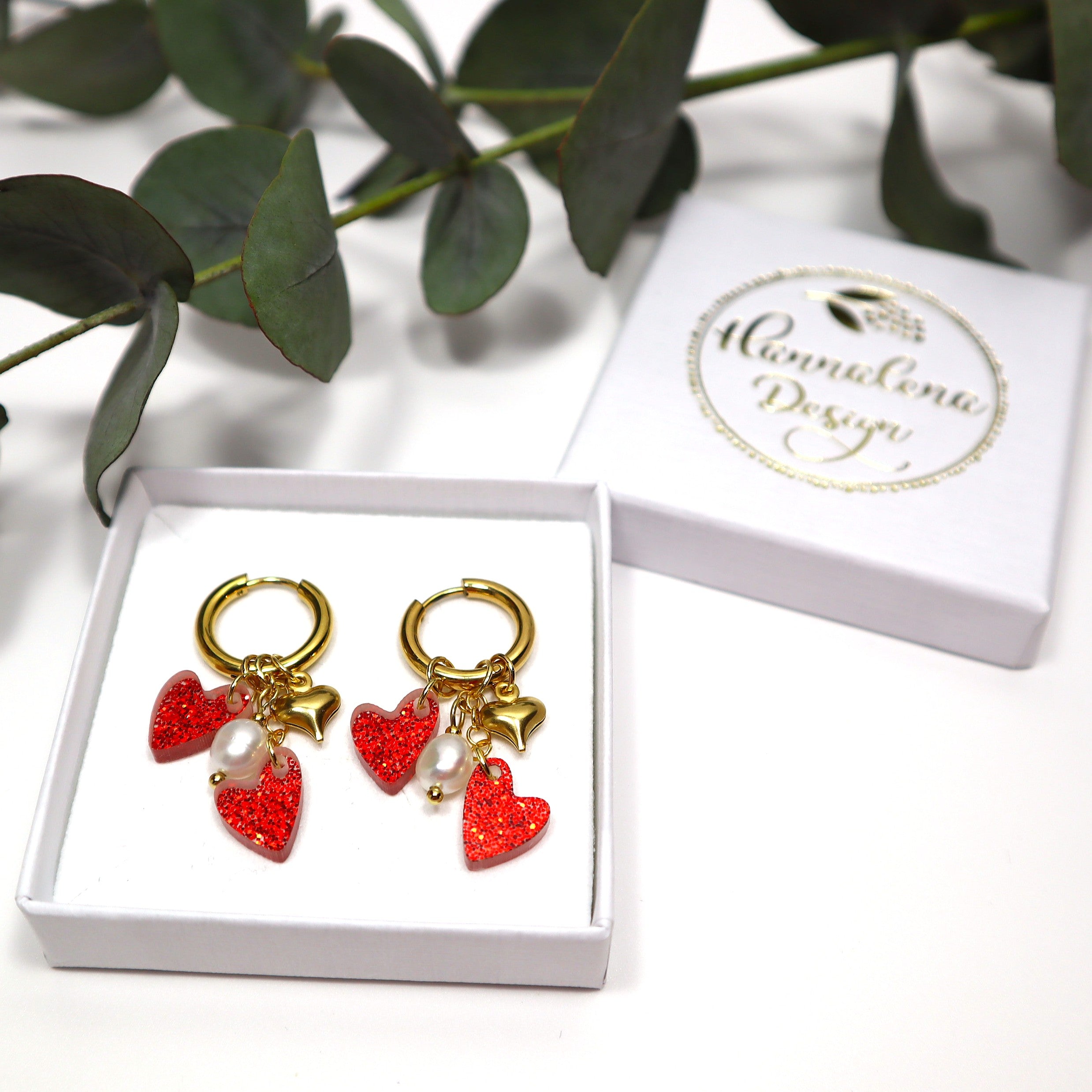 Edla-rengaskorvakorut huggie-renkailla, makeanveden helmillä ja glittersydämillä