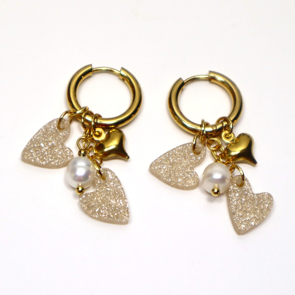 Edla-rengaskorvakorut kullattua ruostumatonta terästä makeanveden helmillä ja glittersydämillä