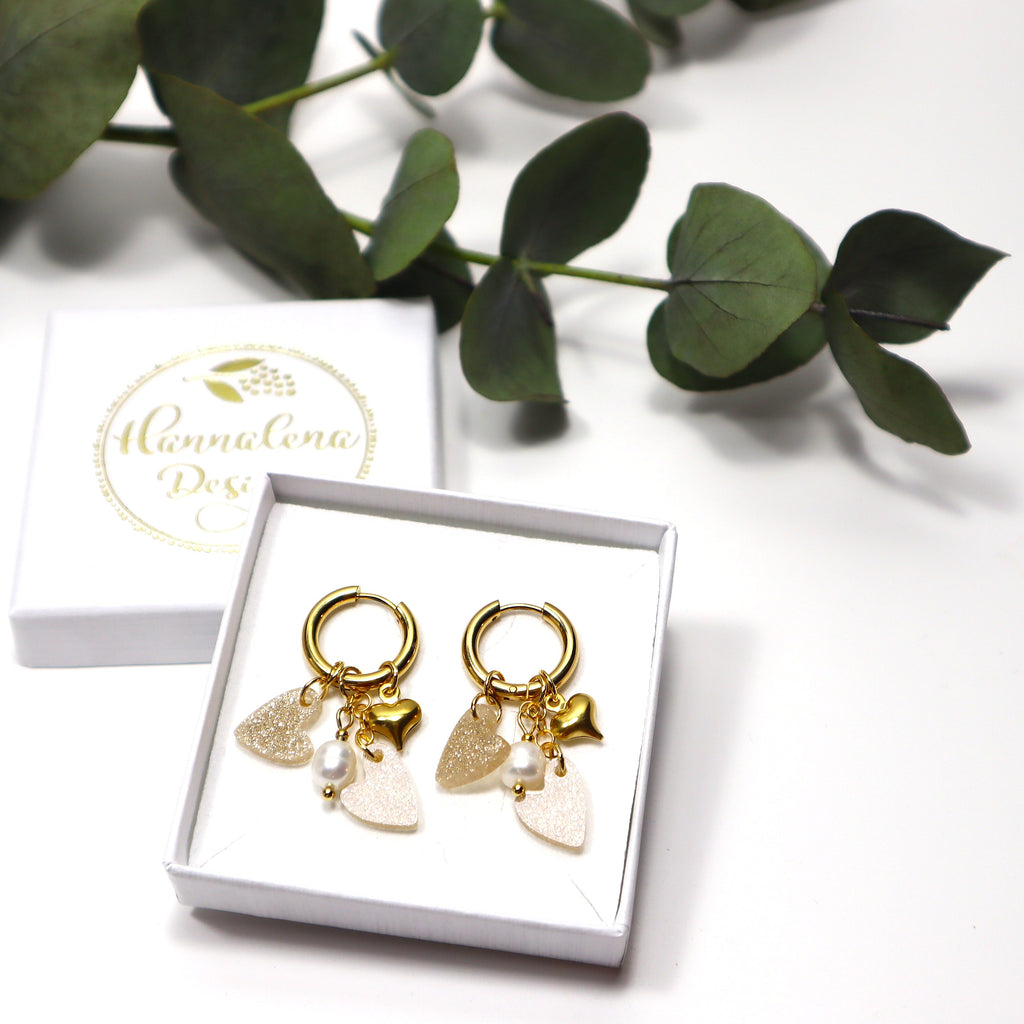 Edla-rengaskorvakorut kullattua ruostumatonta terästä makeanveden helmillä ja glittersydämillä