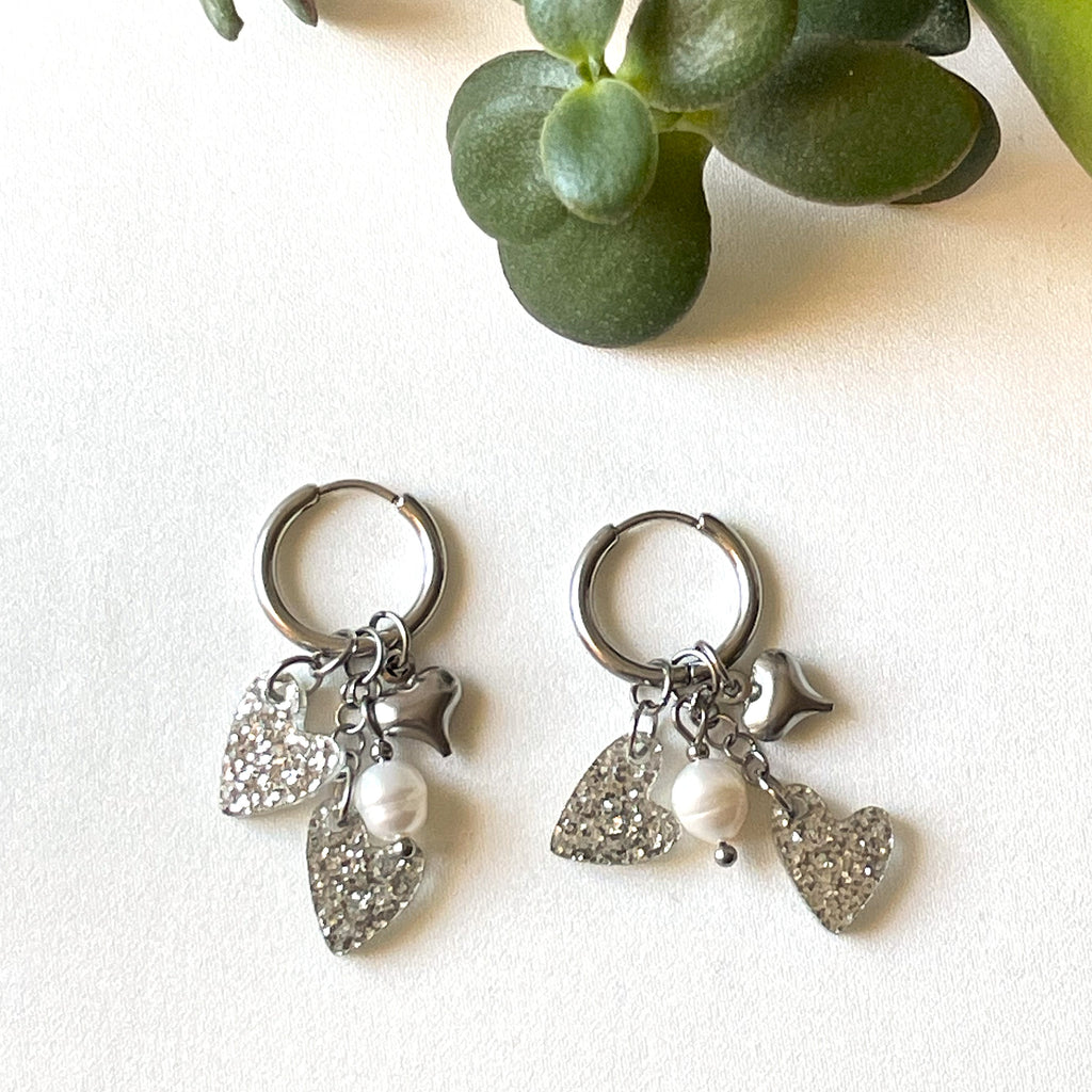 Edla-rengaskorvakorut ruostumatonta terästä makeanveden helmillä ja glittersydämillä