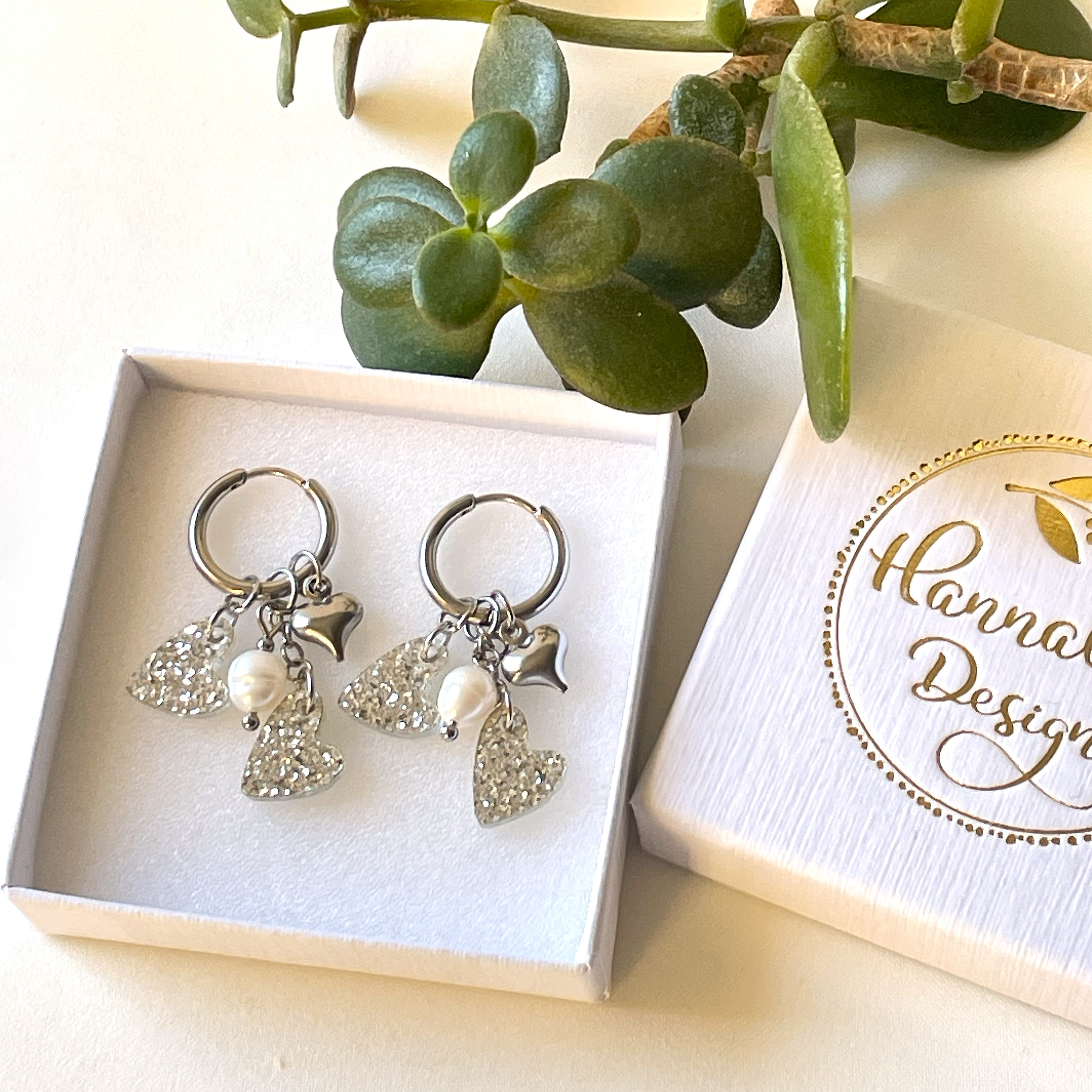 Edla-rengaskorvakorut kirurginterästä makeanveden helmillä ja glittersydämillä