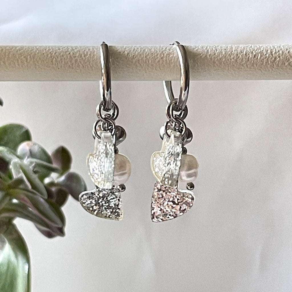 Kotimaiset Edla-rengaskorvakorut huggie-renkailla, makeanveden helmillä ja glittersydämillä