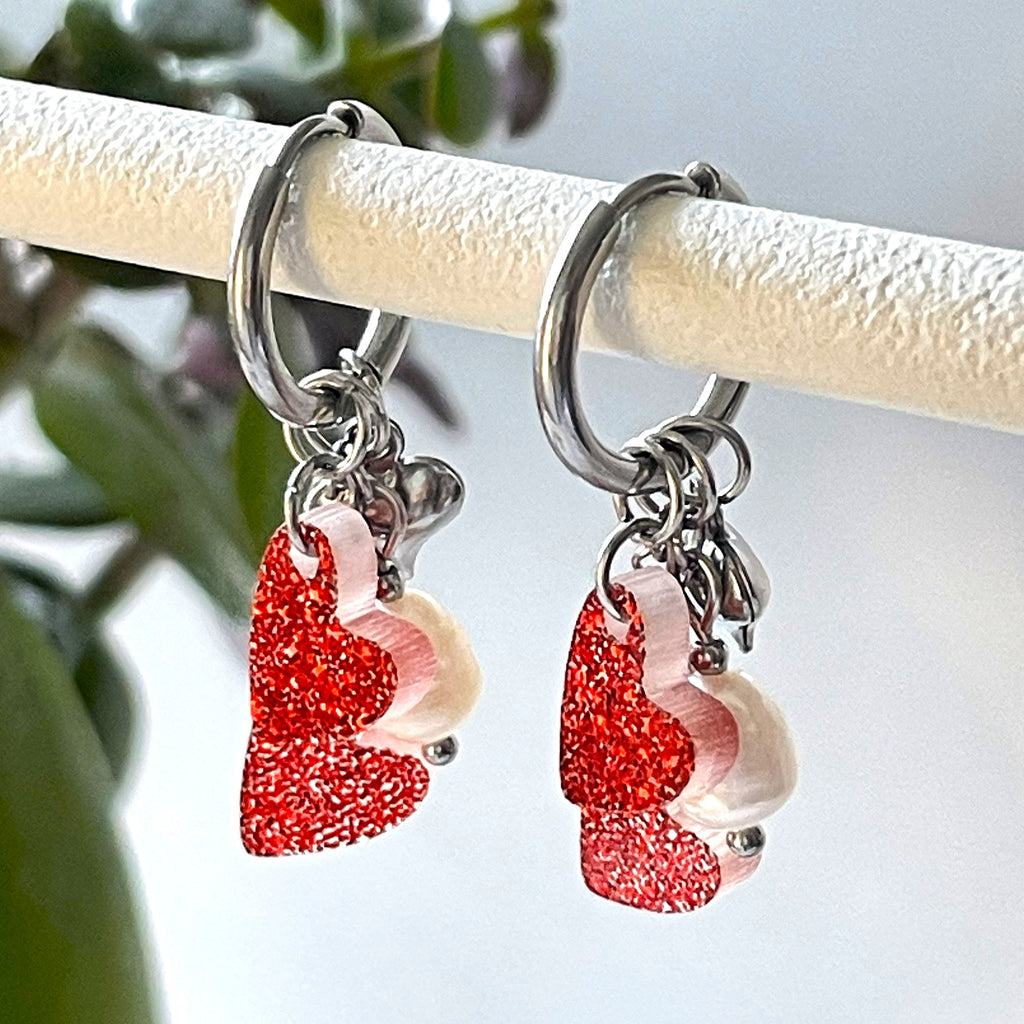 Kotimaiset Edla-rengaskorvakorut huggie-renkailla ja riipuksilla