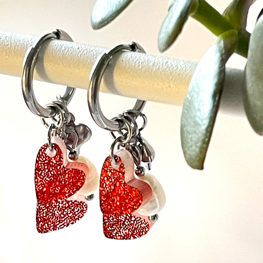 Edla-rengaskorvakorut makeanveden helmillä ja glittersydämillä