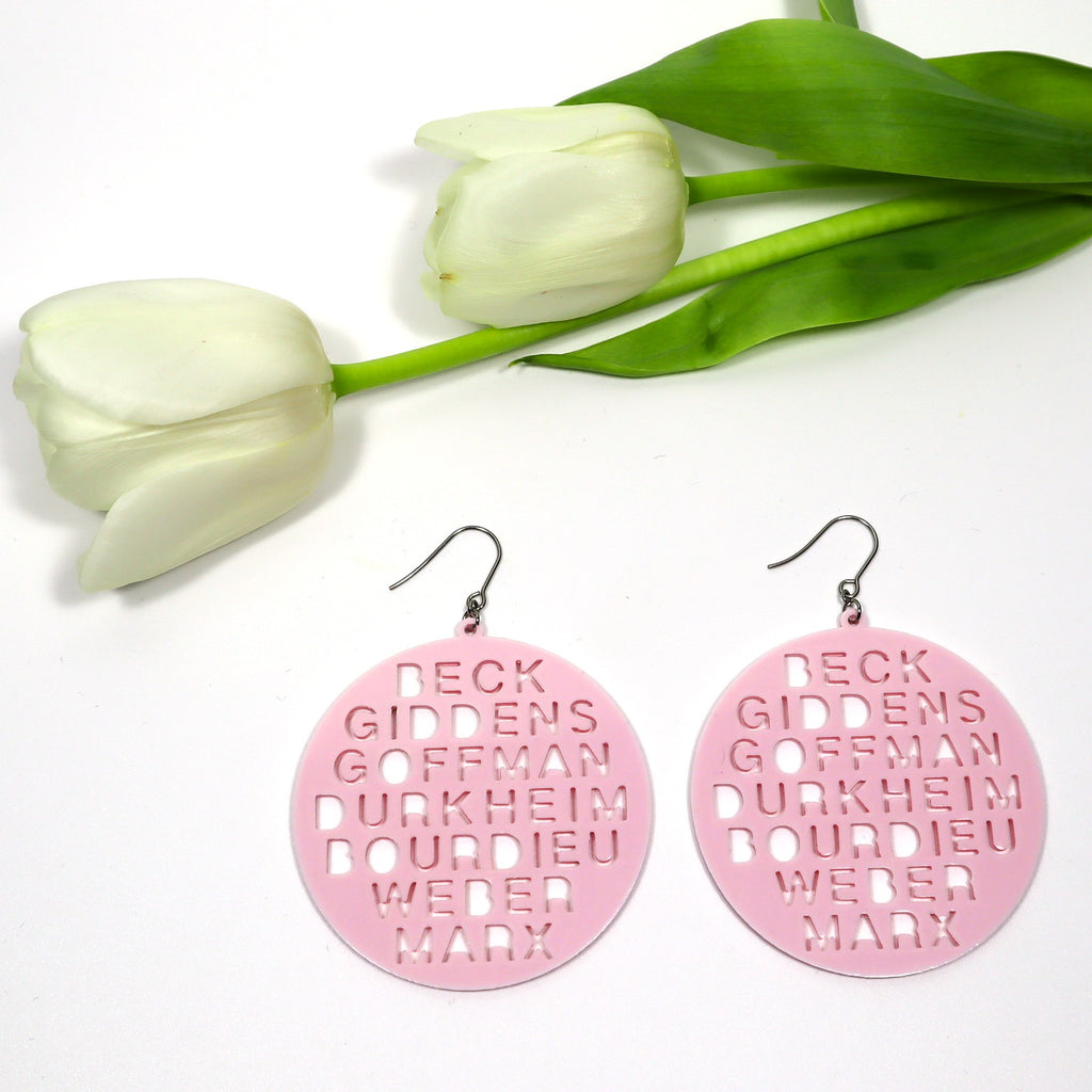 Vaaleanpunaiset Habitus-korvakorut koukuilla – suomalaiset design-korvikset