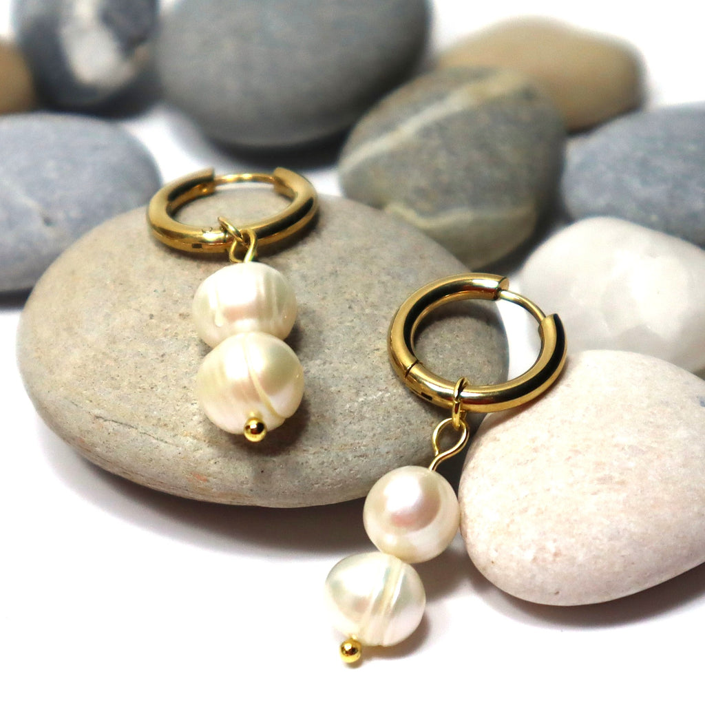 Laadukkaat Helvi-helmikorvakorut huggie-renkailla ja makeanveden helmillä