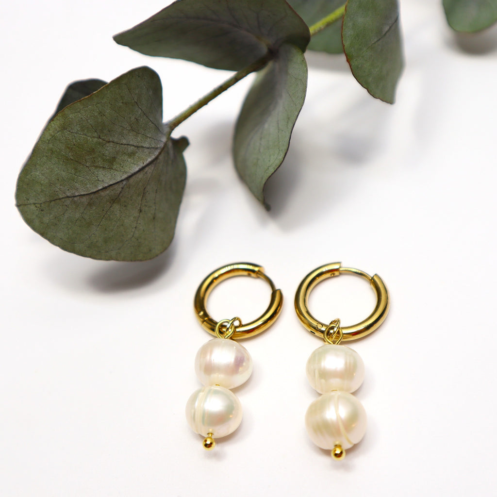 Helvi-rengaskorvakorut huggie-renkailla – kotimaiset helmikorvikset kirurginterästä