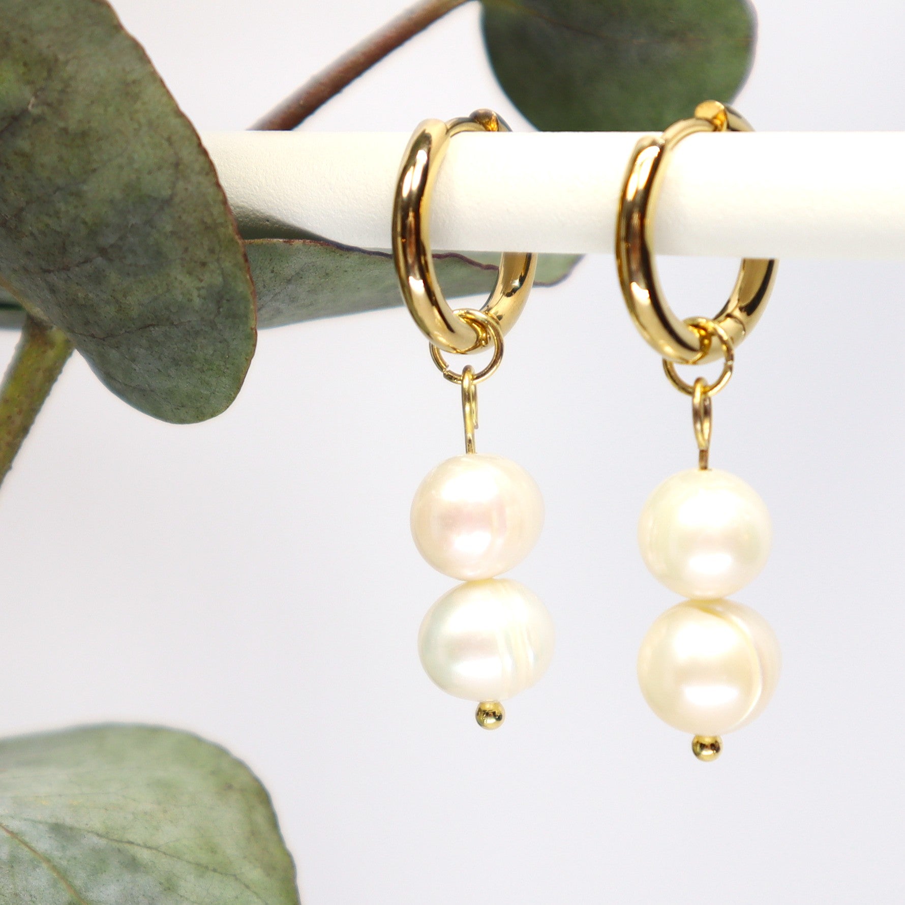 Kullatut Helvi-rengaskorvakorut aidoilla makeanveden helmillä