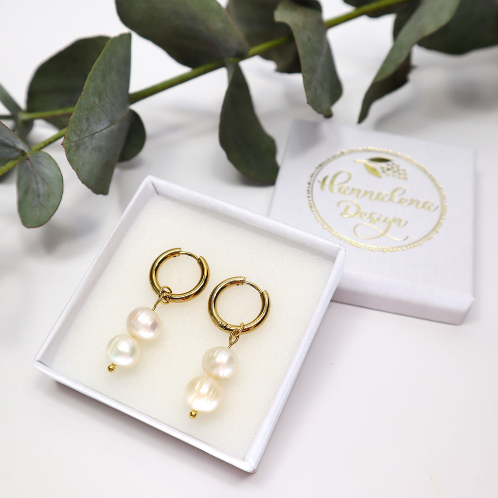 Kotimaiset Helvi-rengaskorvakorut – kullattua kirurginterästä ja makeanveden helmiä