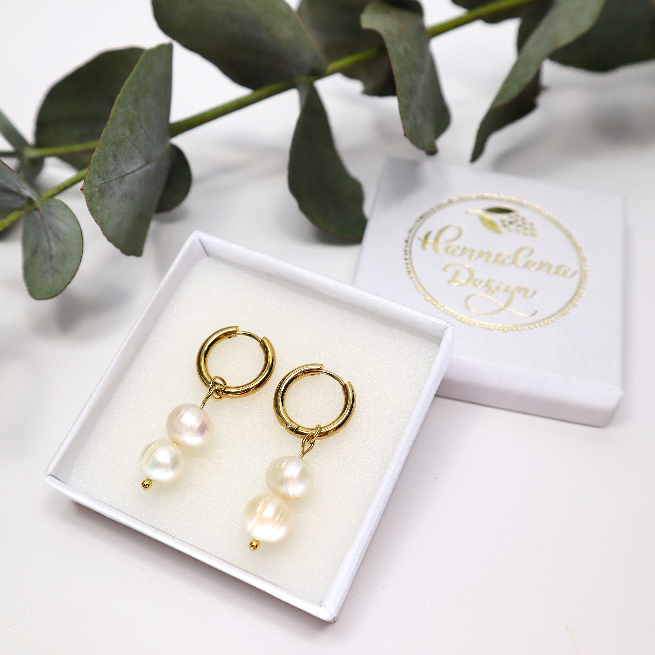 Kotimaiset Helvi-rengaskorvakorut – kullattua kirurginterästä ja makeanveden helmiä