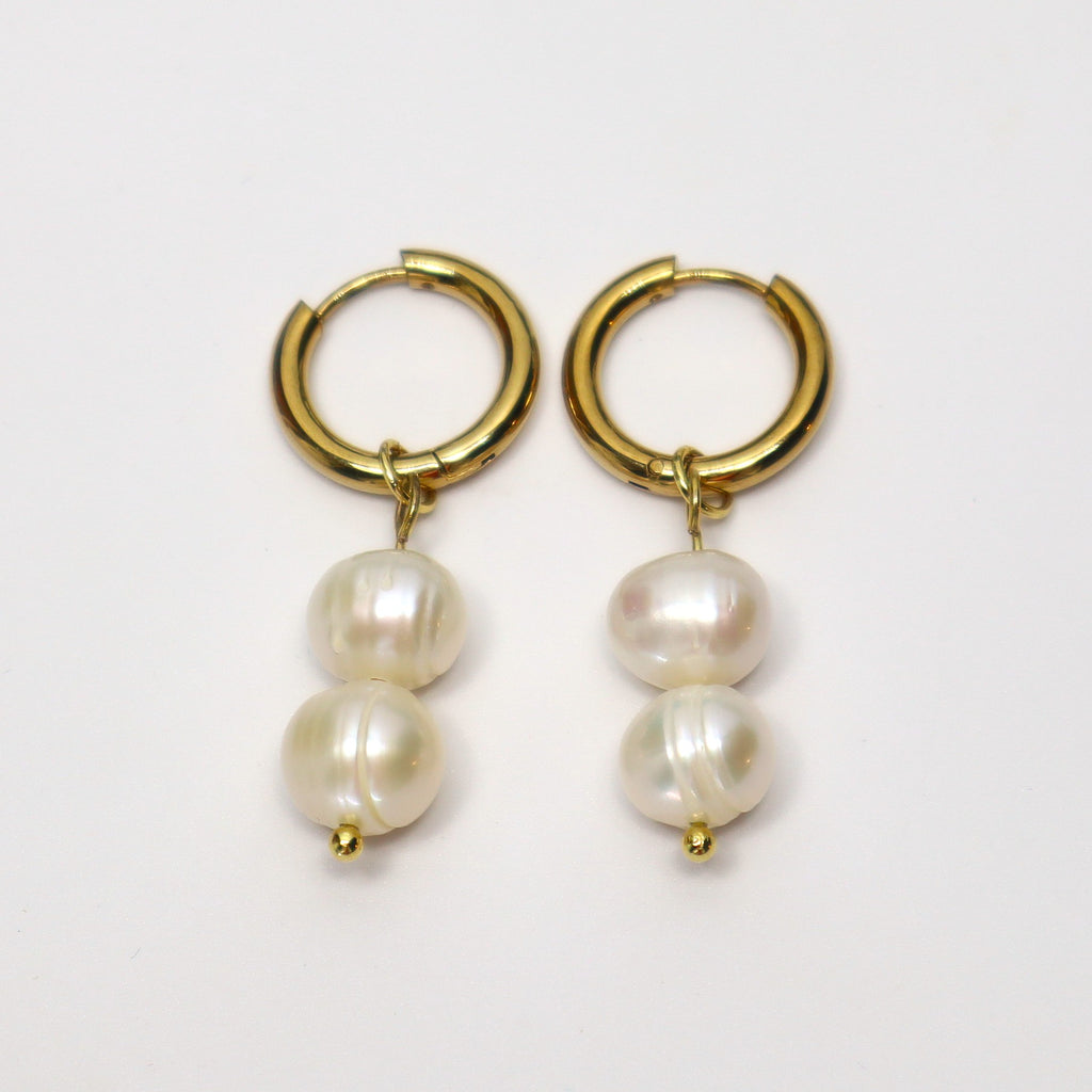 Helvi-helmikorvakorut kullattua kirurginterästä aidoilla makeanveden helmillä