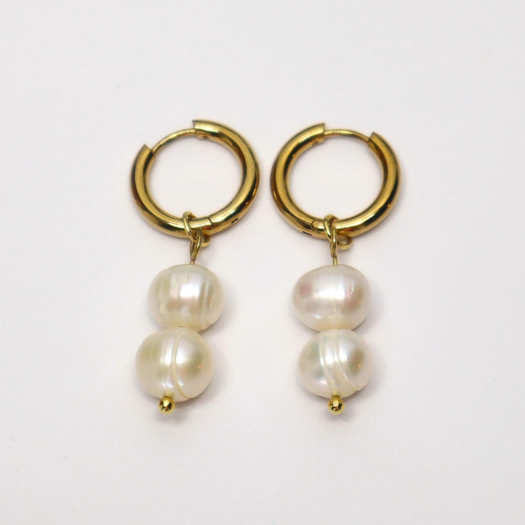 Helvi-helmikorvakorut kullattua kirurginterästä aidoilla makeanveden helmillä