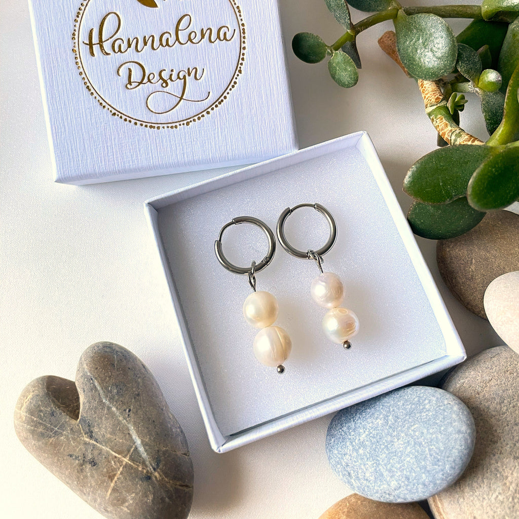 Helvi-rengaskorvakorut ruostumatonta terästä aidoilla makeanveden helmillä