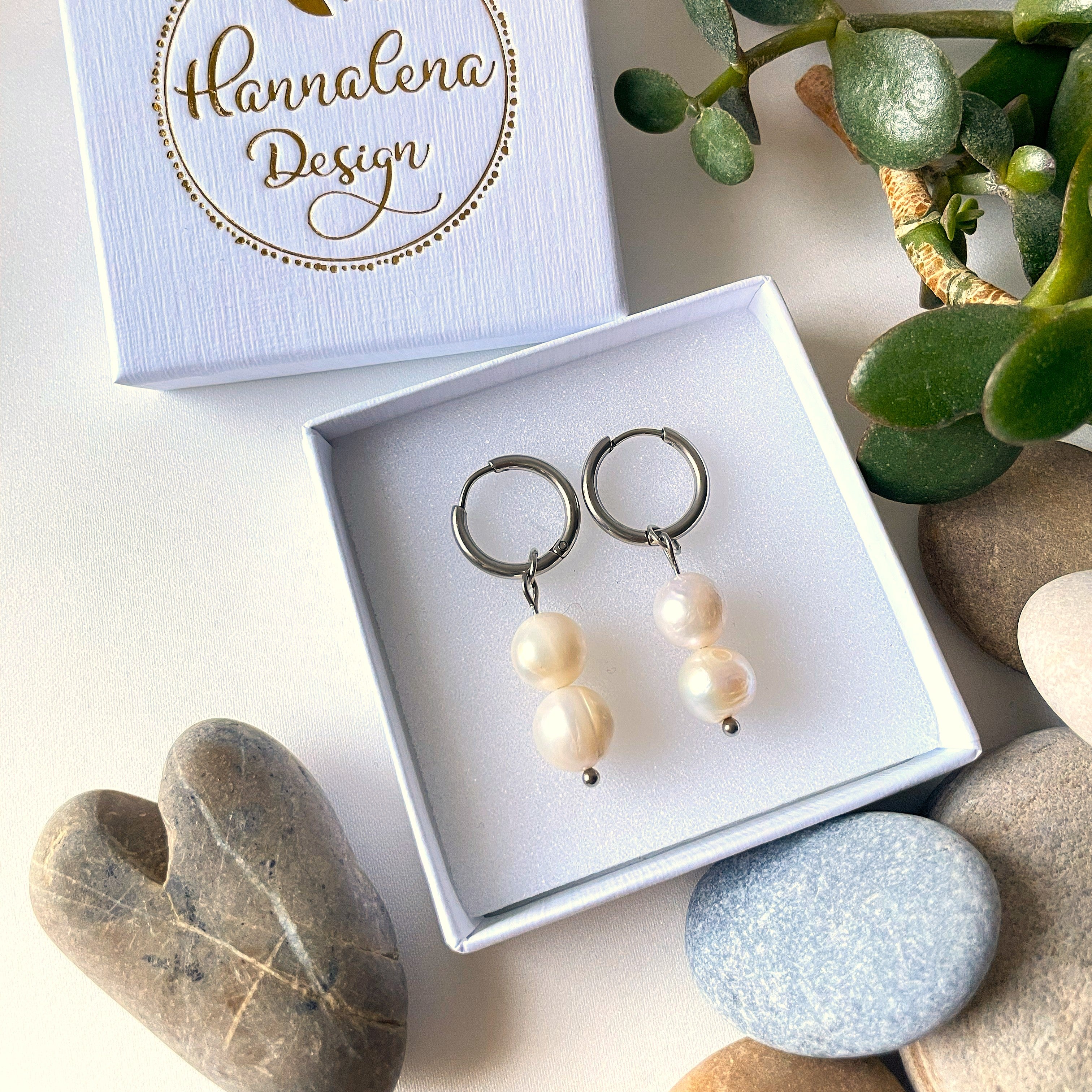 Helvi-rengaskorvakorut ruostumatonta terästä aidoilla makeanveden helmillä