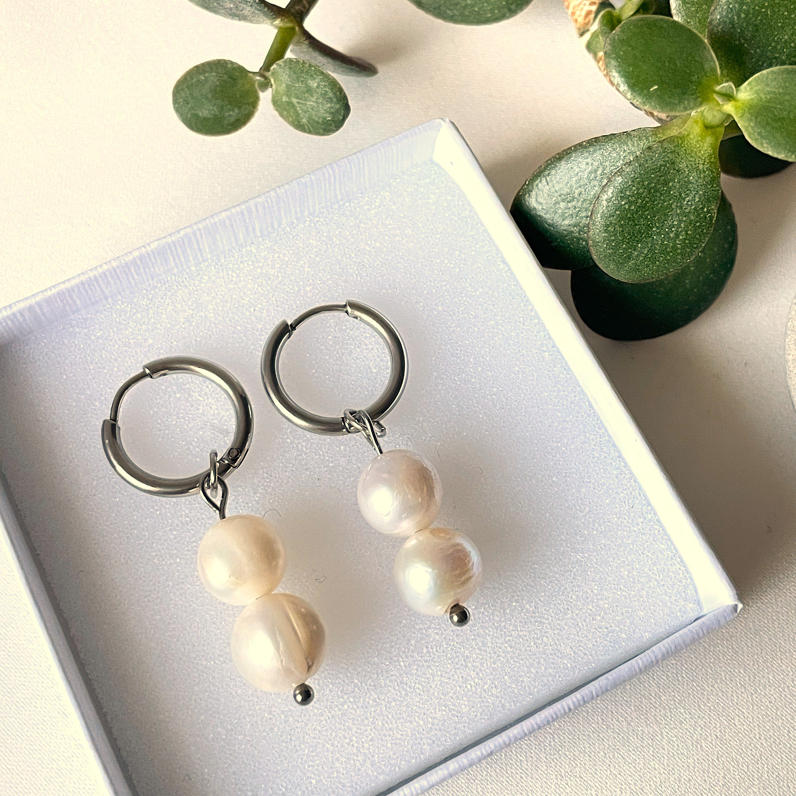 Helvi-rengaskorvakorut huggie-renkailla – kirurginteräs ja makeanveden helmet