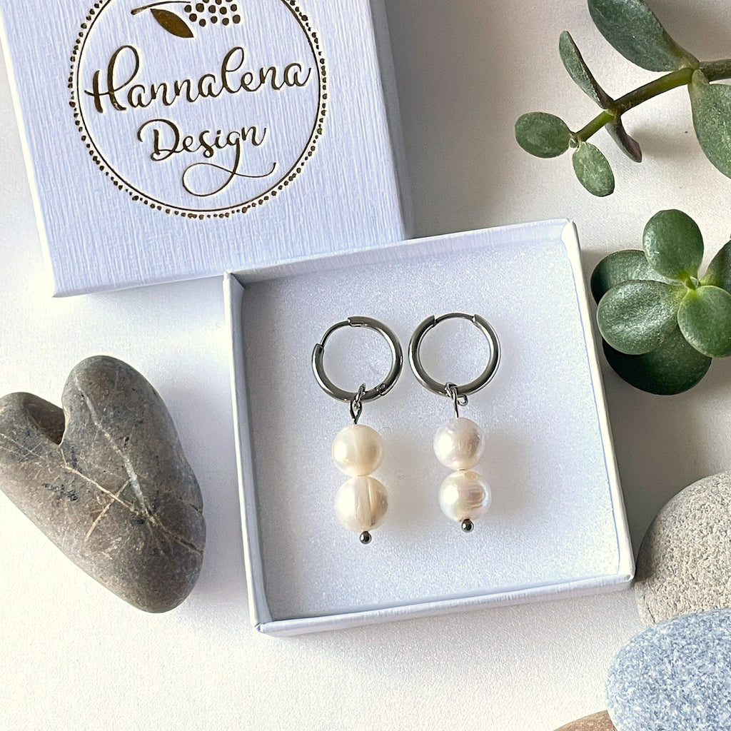 Kotimaiset Helvi-rengaskorvakorut huggie-renkailla ja aidoilla makeanveden helmillä