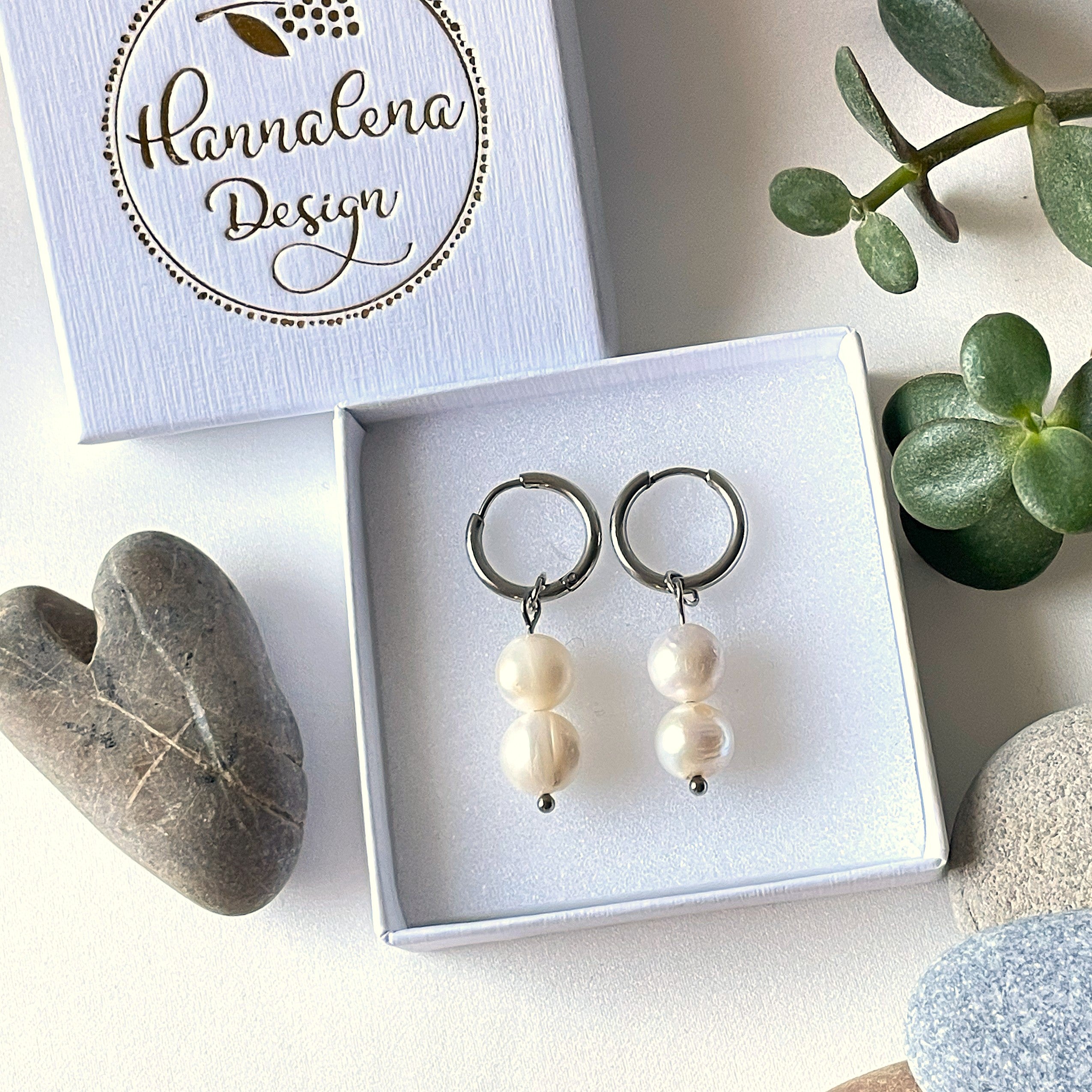 Kotimaiset Helvi-rengaskorvakorut huggie-renkailla ja aidoilla makeanveden helmillä