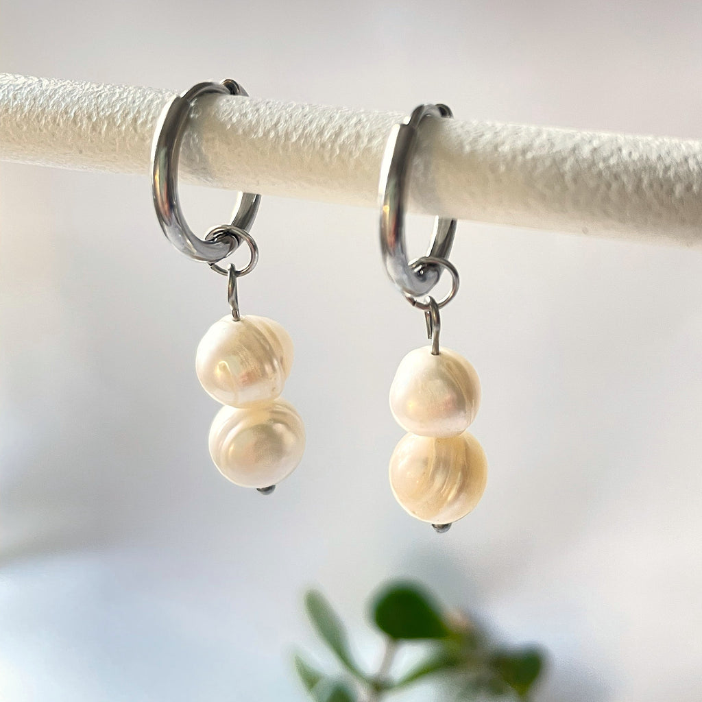 Helvi-rengaskorvakorut huggie-renkailla – kirurginterästä ja makeanveden helmiä