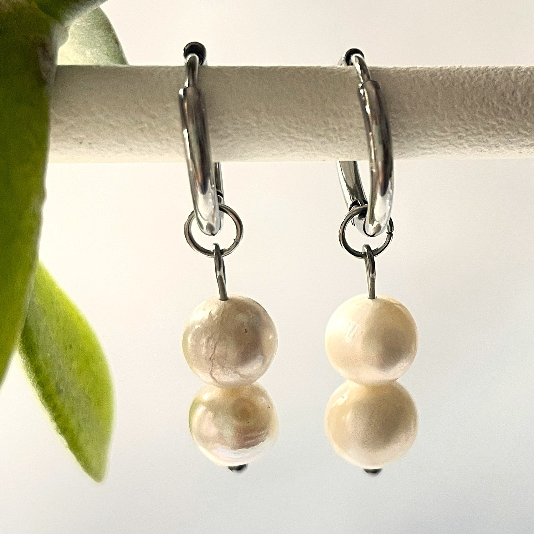 Kauniit Helvi-helmikorvakorut huggie-renkailla