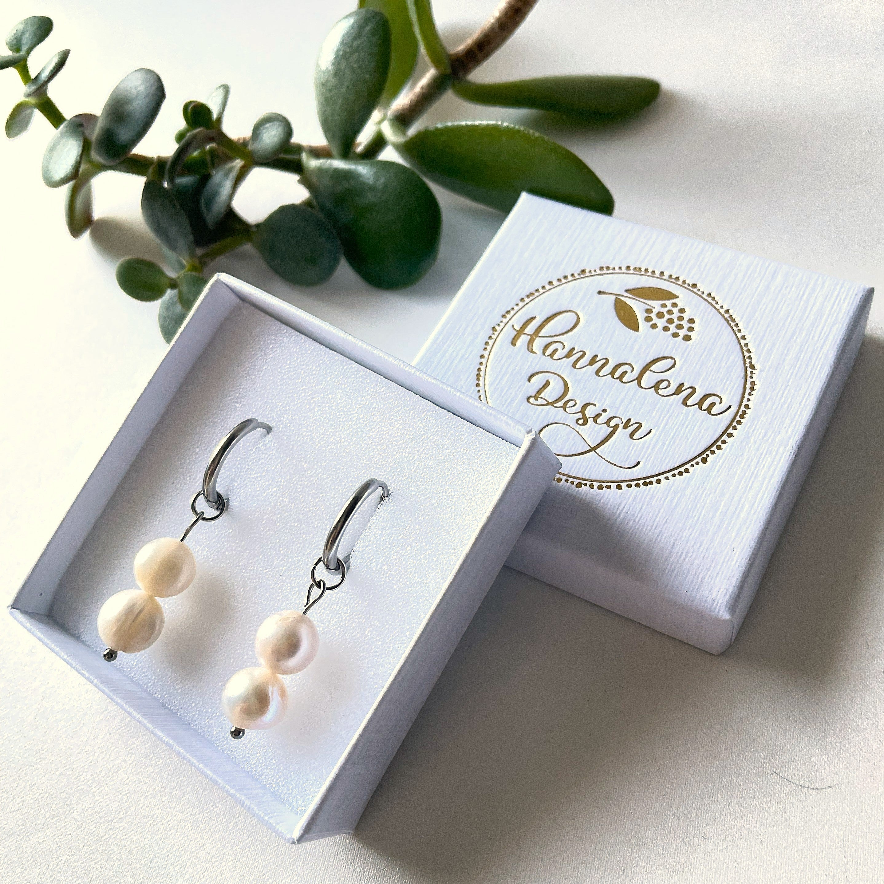 Kotimaiset Helvi-helmikorvakorut huggie-renkailla – kirurginterästä ja makeanveden helmiä