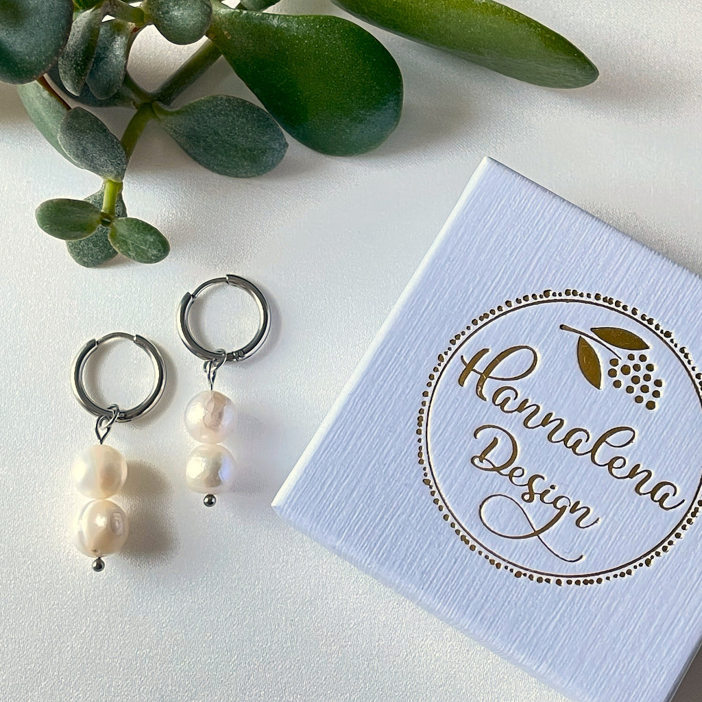 Laadukkaat Helvi-rengaskorvakorut huggie-renkailla ja makeanveden helmillä