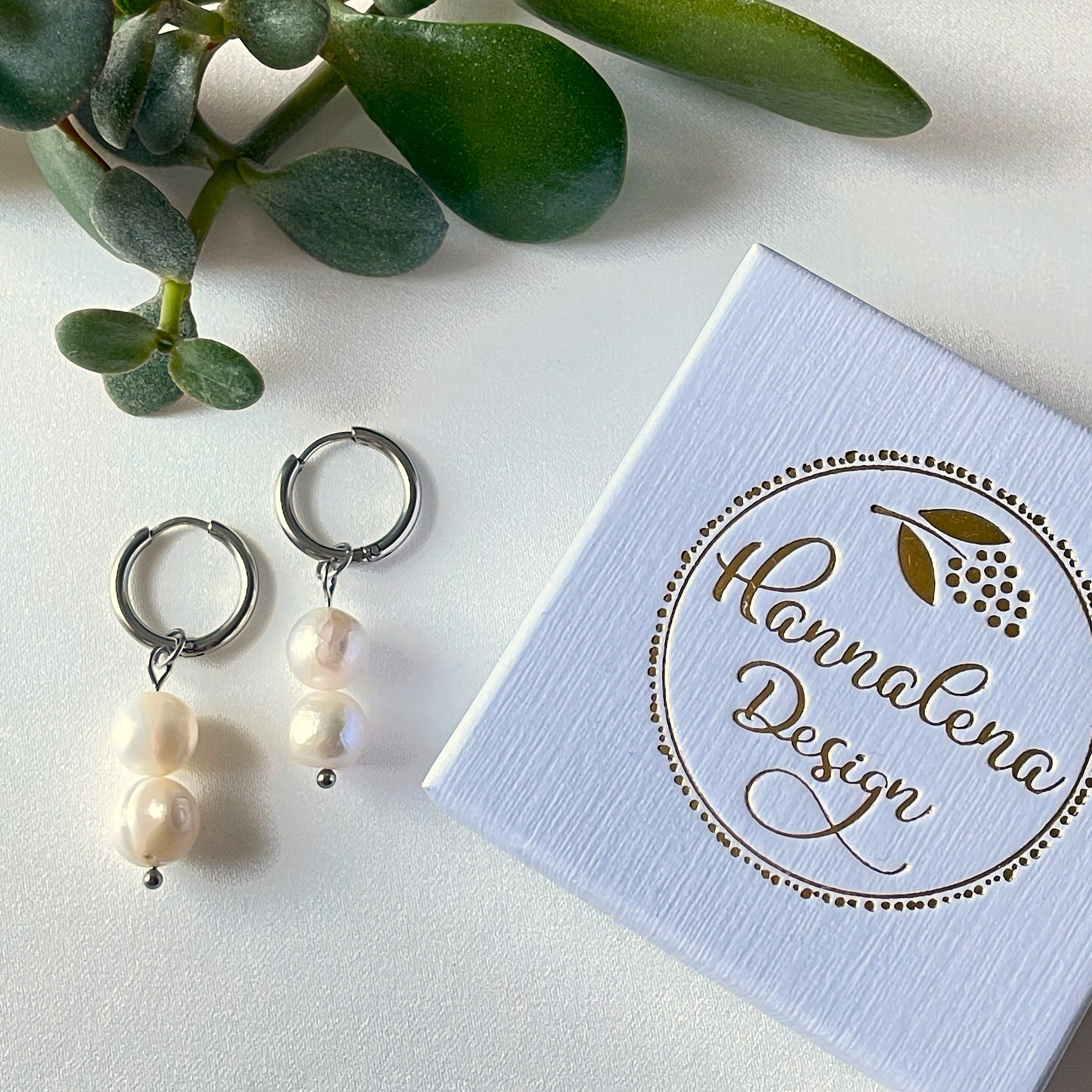 Laadukkaat Helvi-rengaskorvakorut huggie-renkailla ja makeanveden helmillä