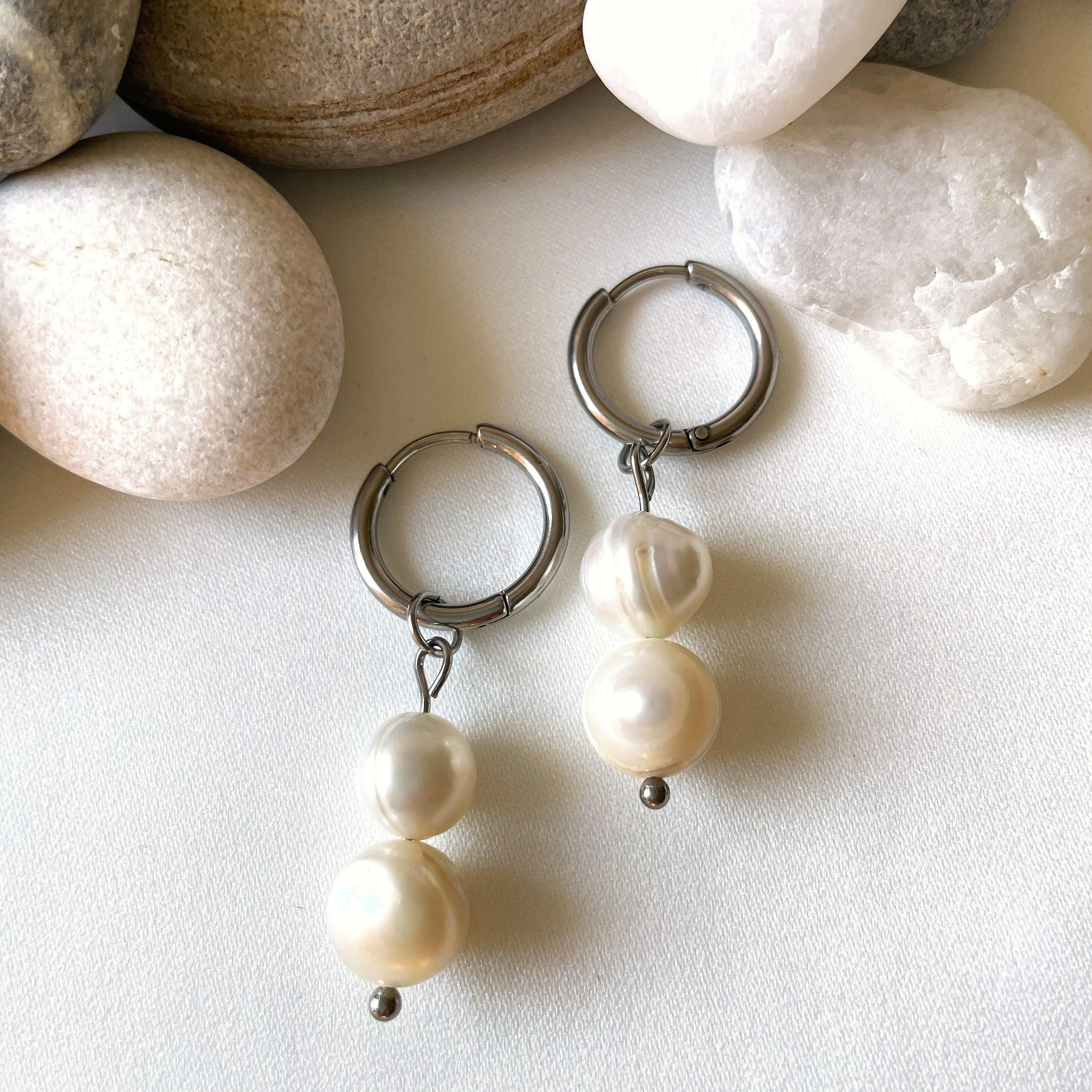 Helvi-rengaskorvakorut huggie-renkailla – kotimaiset helmikorvikset