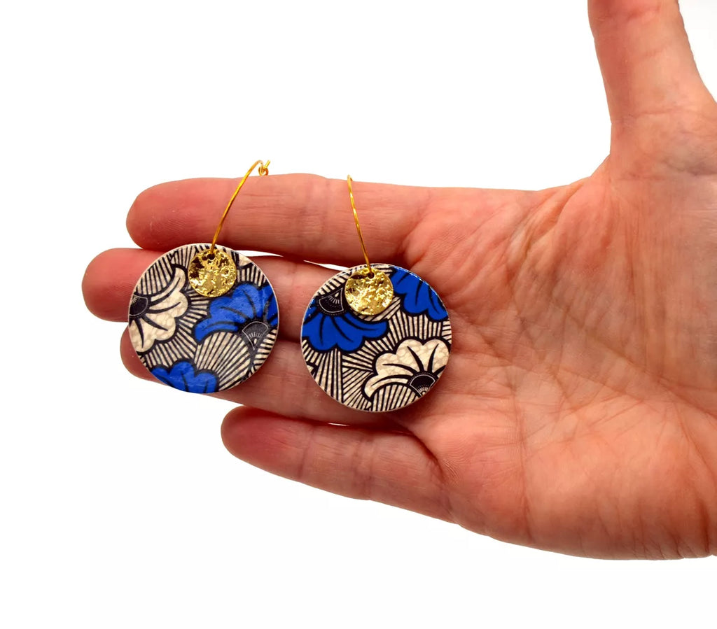 Sinisen-, valkoisen- ja kullanväriset Joie-korvakorut – käsityönä valmistettu