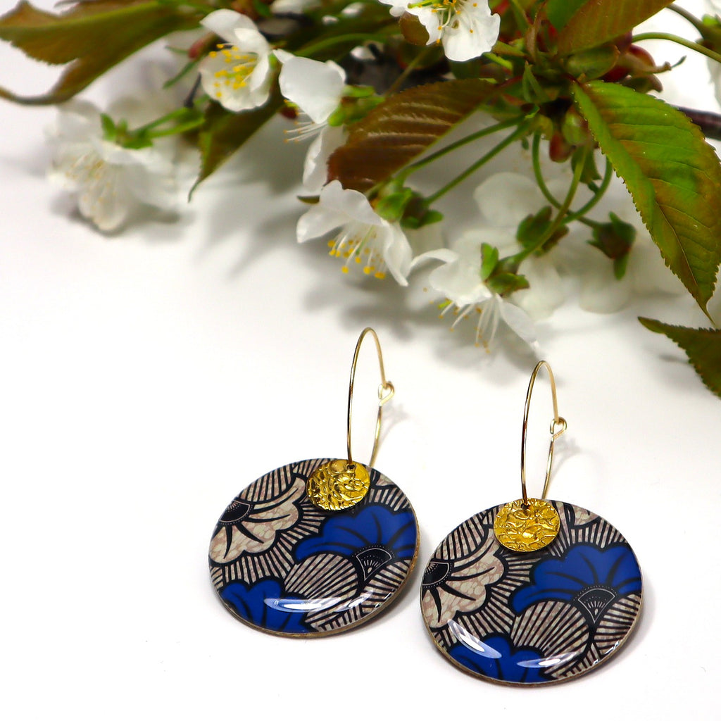 Pyöreät Joie-korvakorut kullanvärisissä korvarenkaissa – renkaat ruostumatonta terästä