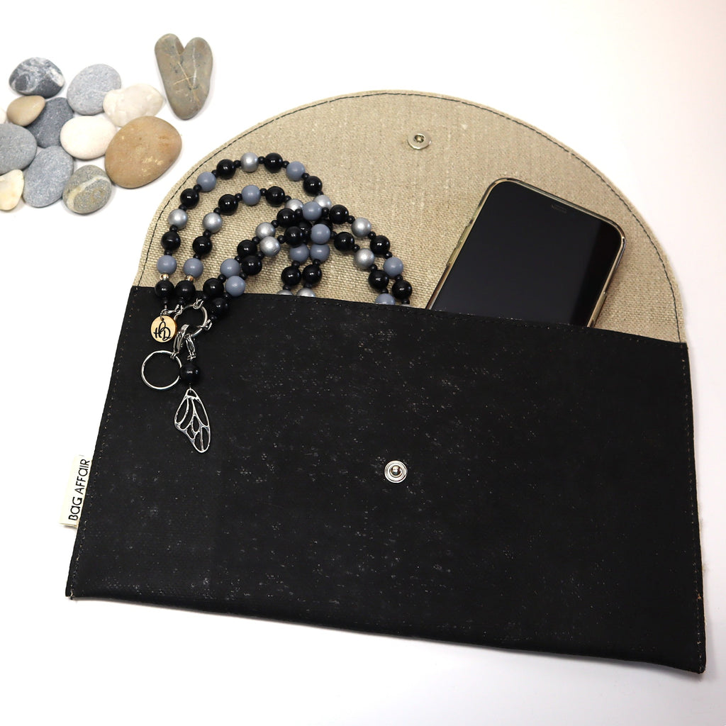 Musta kirjekuorilaukku  ja Salmiakki-avainnauha puuhelmistä – ekologinen design