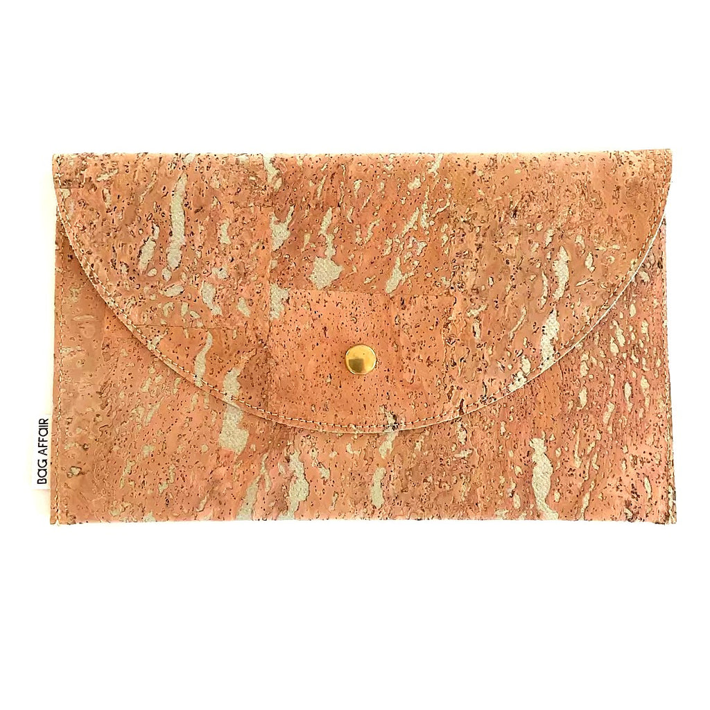 Korkinvärinen kirjekuorilaukku CORKonLINEN-materiaalia – ekologinen design-laukku