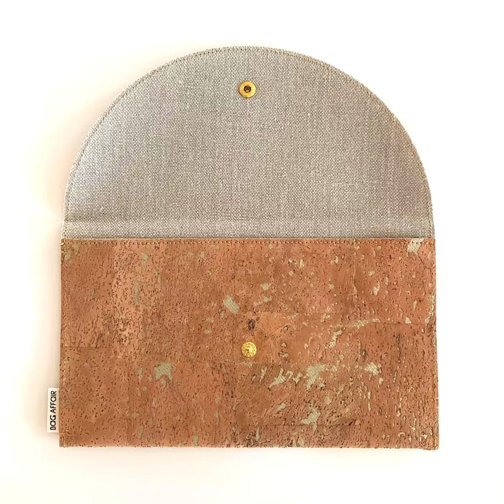 Korkinvärinen kirjekuorilaukku CORKonLINEN-materiaalia avattuna 