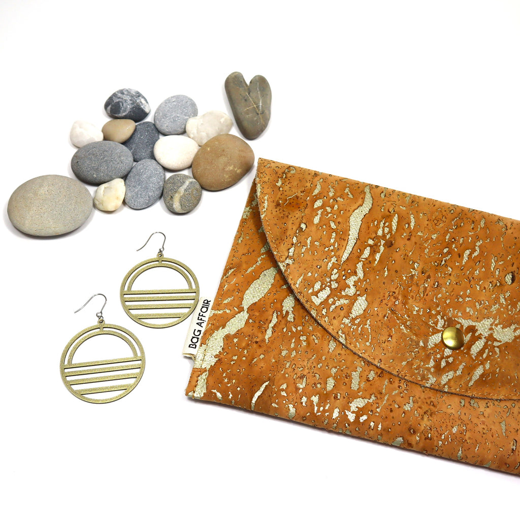 Korkinvärinen kirjekuorilaukku CORKonLINEN-materiaalia ja kullanväriset Airisto-korvakorut