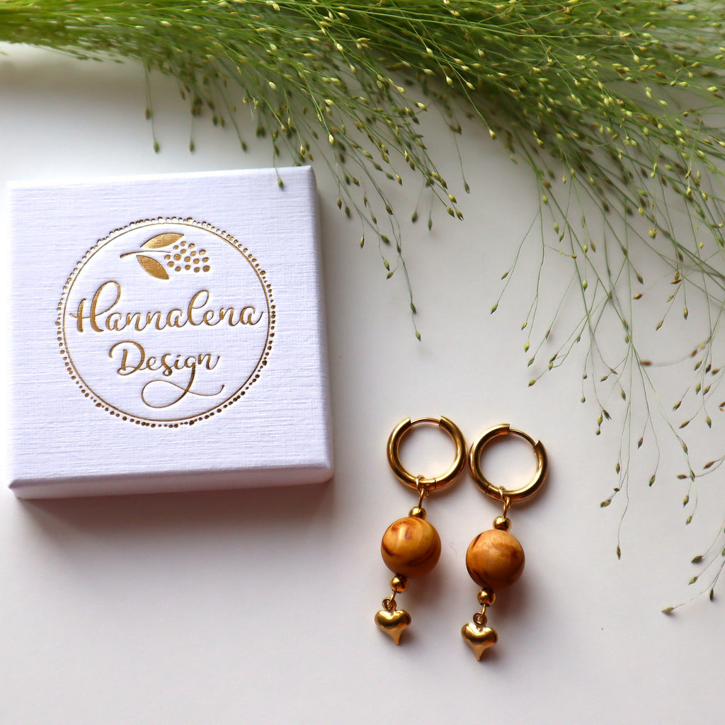 Lovisa-korvakorut huggie-renkailla - kotimaiset korvikset visakoivuhelmillä