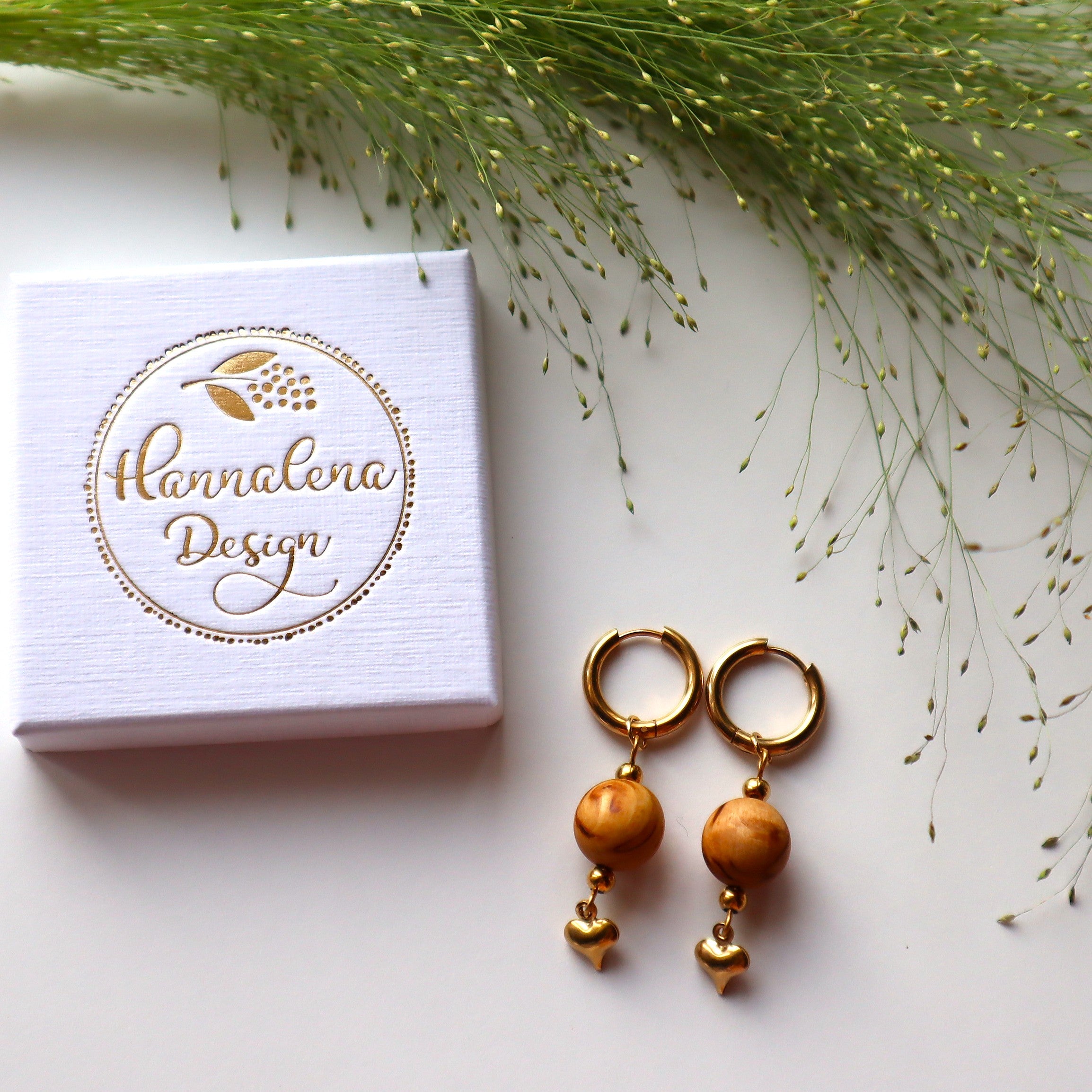 Lovisa-korvakorut huggie-renkailla - kotimaiset korvikset visakoivuhelmillä